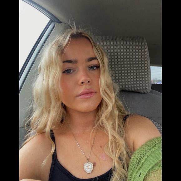 Meet your Posher, Taylor - Picture 2 of 2